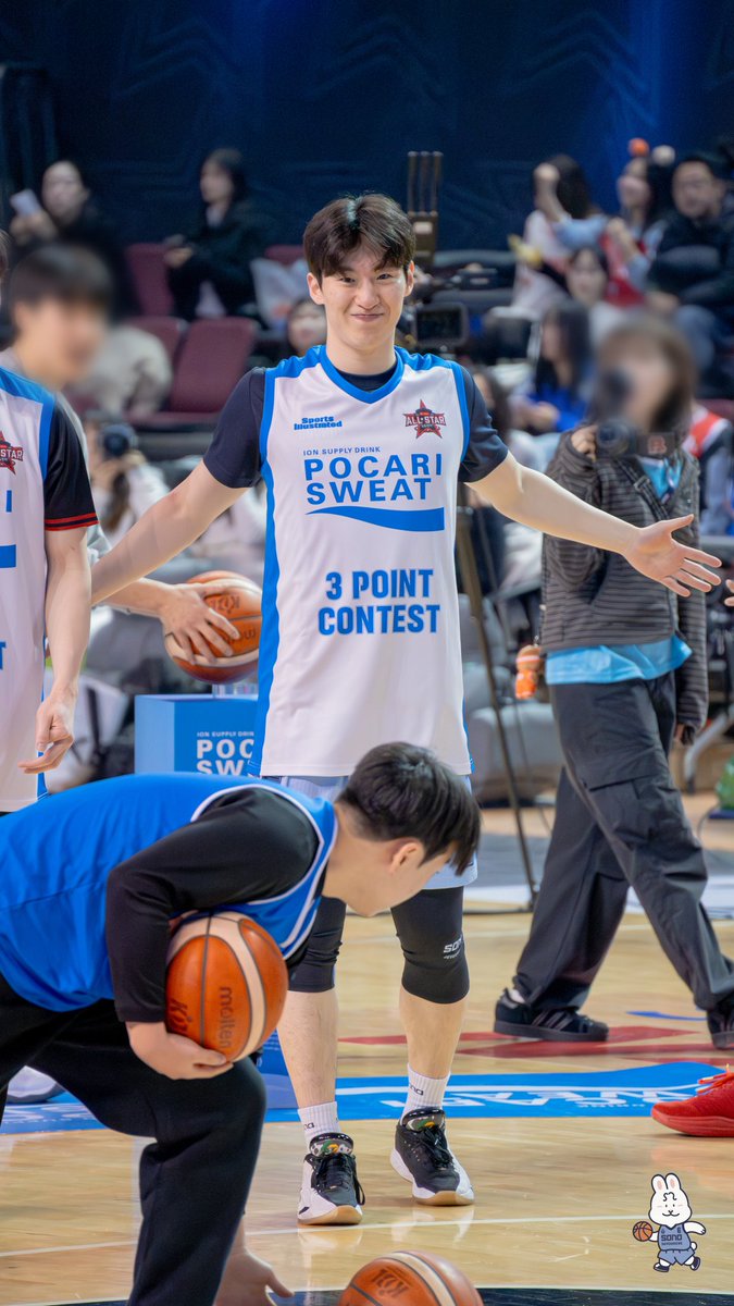 엉엉 실체조명 진짜 너무 햄들다ㅠㅠㅠ모든사진의 색감이 다 달라서 걍 포기함...
나에게는 더이상 실체 색감 욕심이 없다...