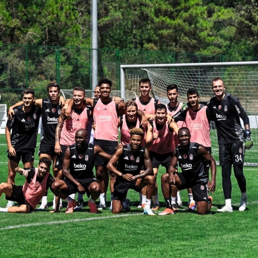 bosunatiklama's tweet image. Beşiktaş'ın geçen sezon çekilen antrenman fotoğrafı.

• Fotoğraftaki tüm oyuncular Beşiktaş'tan ayrıldı.