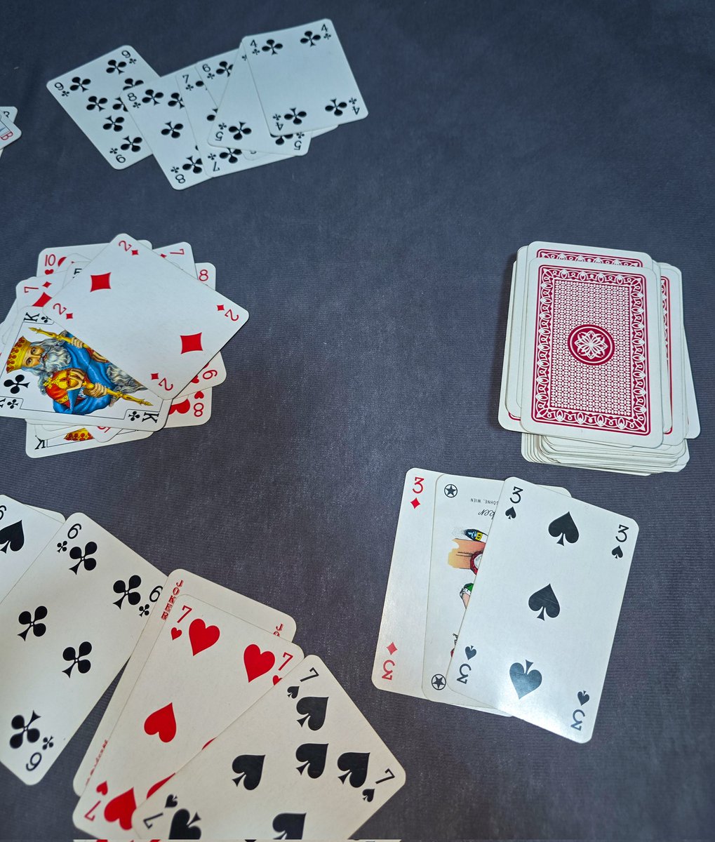 Moja me je zadnjič naučila igrat remi 😀
Zaj pa se kregama 😂
Na koliko pik lahko odpreš karte?... 51 ali 56? 
ChatGPT pravi da je pravilno eno in drugo odvisno od variante igre.
Mamo zaj kake strokovnjaka tu? 😂