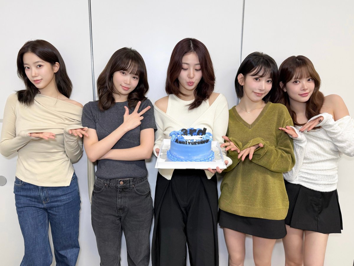 le_sserafim_jp's tweet image. ✨𝑱𝒂𝒑𝒂𝒏 𝑫𝒆𝒃𝒖𝒕 𝟑𝒓𝒅 𝑨𝒏𝒏𝒊𝒗𝒆𝒓𝒔𝒂𝒓𝒚✨

日本デビュー3周年💙
#LE_SSERAFIM の挑戦の側にはいつもFEARNOTのみなさんがいました！
いつも本当にありがとうございます🌸
これからも一緒に素敵な思い出を作りましょう💕