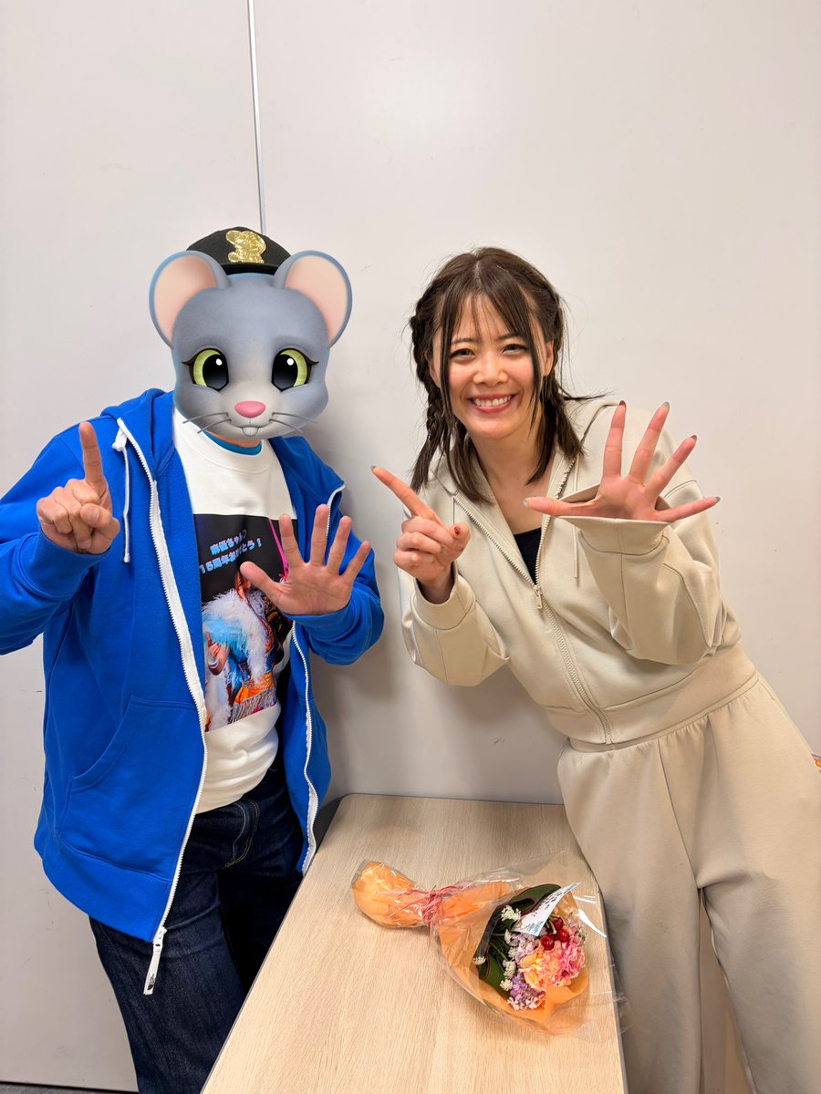 masayan6912's tweet photo. 2026.1.24 #pw_mg
#岩谷麻優15周年記念大会
#ICONFOREVER ツーショット会
細やかながらお祝い花と15周年祝いを体で表現
麻優さんあらためておめでとう🎊 https://t.co/prTcOGpNRG