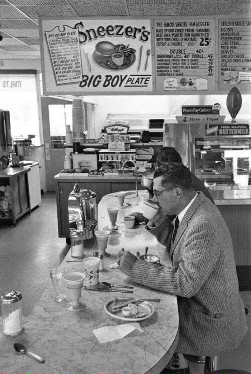 sigg20's tweet image. “Old Days”Legendary Green Bay Packers Coach Vince Lombardi, enjoys a quiet Sunday morning breakfast before a 1960s game.#Packers #GreenBay #NFL   #1960s