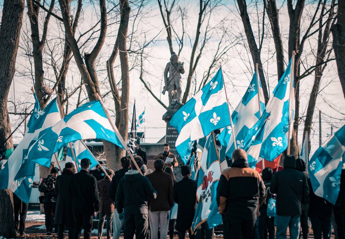 "Le fond d’azur rappelle l’ancien drapeau de Carillon; la croix parle de notre foi catholique. Le Sacré-Coeur est la réponse aux désirs exprimés par le Sacré-Coeur lui-même à sainte Marguerite-Marie. Les feuilles d’érable détachées de notre arbre national, parlent de jeunesse et