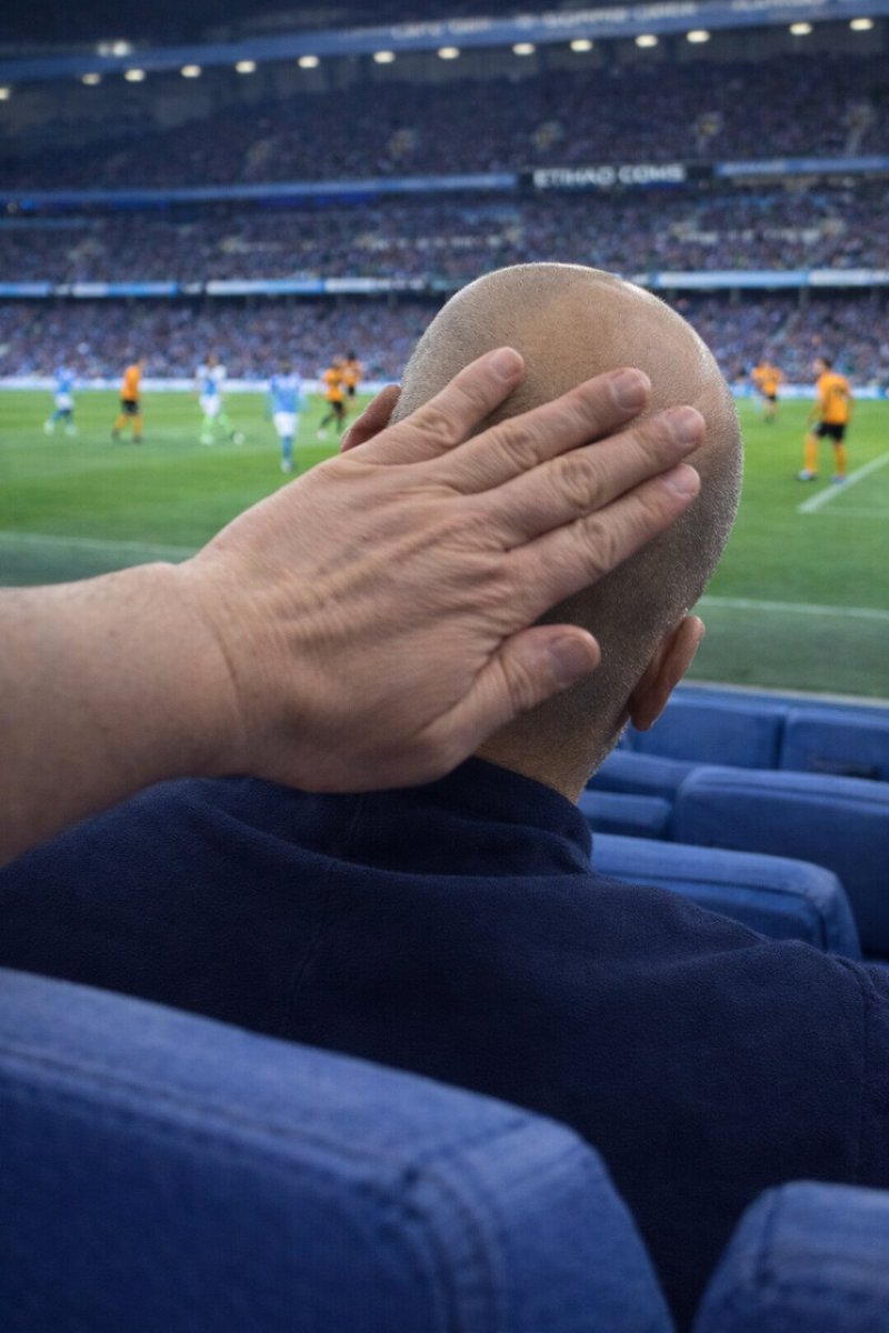 ThaEuropeanLad's tweet image. He just petted Pep Guardiola's head...😭😭😭😭