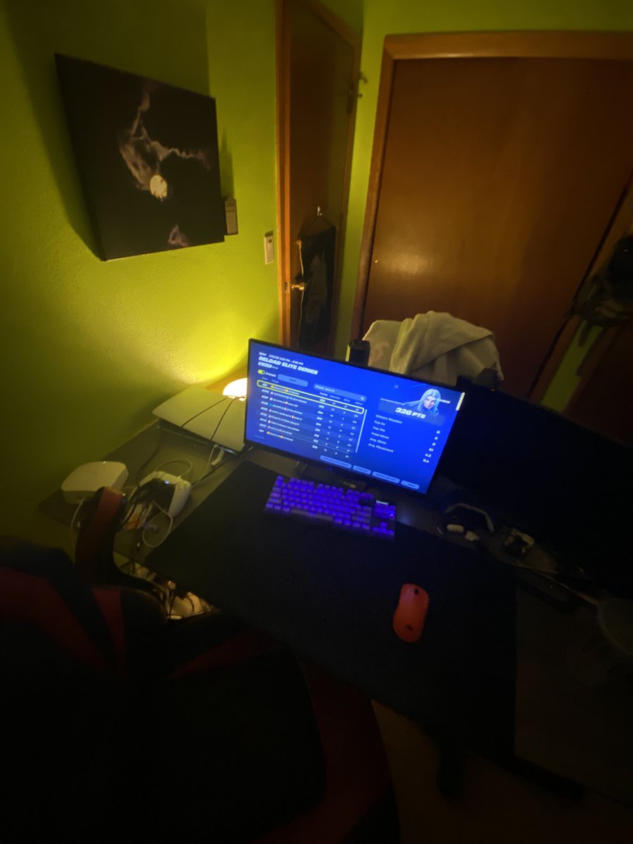 1clickfn's tweet photo. Pc broke… please clix buy me a new motherboard!!! @diner0ooo #fortnite #clix #twitchclips #reloadcup #1click https://t.co/XDfeGV8f9w