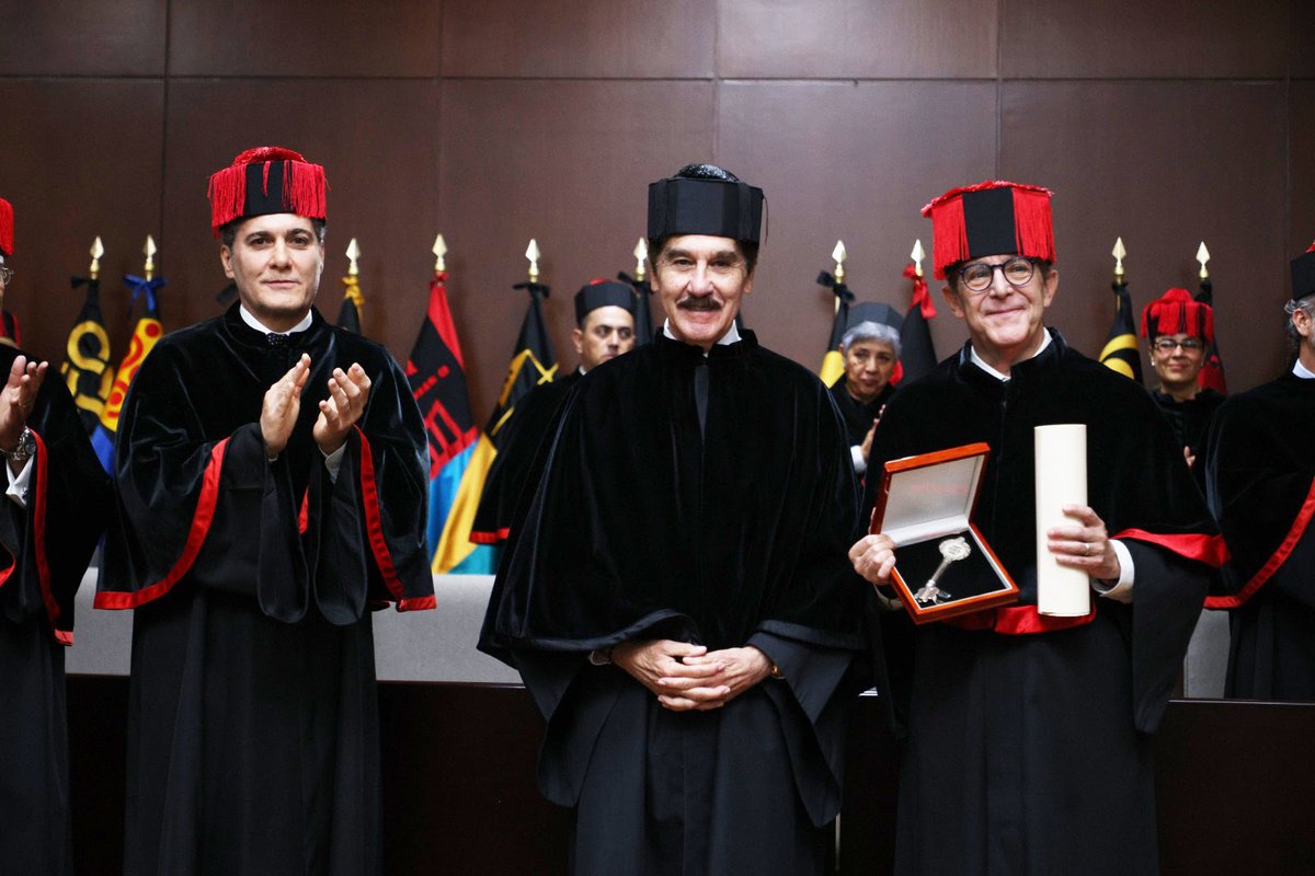 #UAG otorga Doctorado Honoris Causa al Dr. Arturo Cherbowki wp.me/p6Zyu6-1Fq8

El galardonado es Director Ejecutivo de Santander Universidades y Director General de Universia México, su tesis trató sobre “La gran disrupción universitaria en la era de la IA”