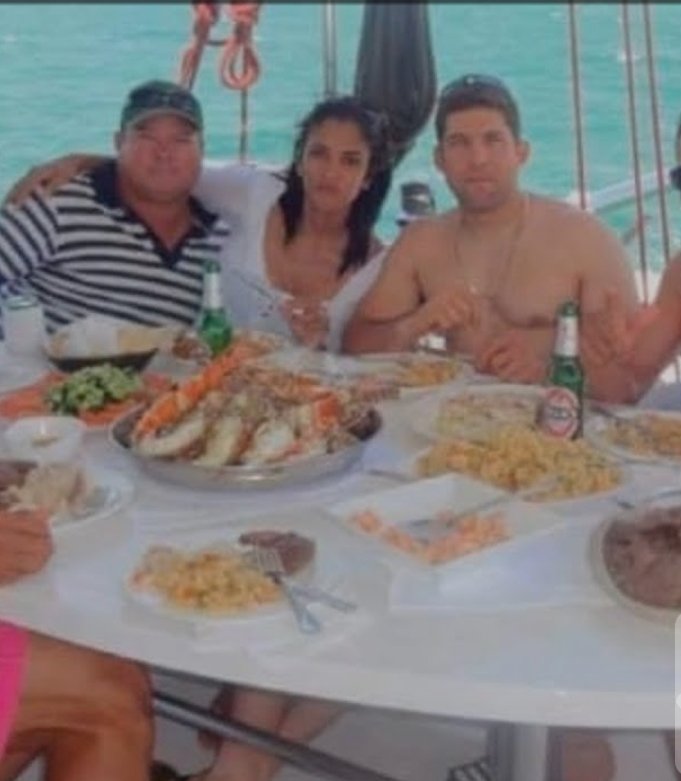 CemiHolding's tweet photo. En Cuba está prohibido, POR LEY, pescar langostas pero a esta familia le gusta mucho. Para ellos la prohibición no aplica.
Aquí vemos a Mariela Castro, Fidel Castro y a Raúl Guillermo Rodríguez Castro. https://t.co/tpVH4MyxLO