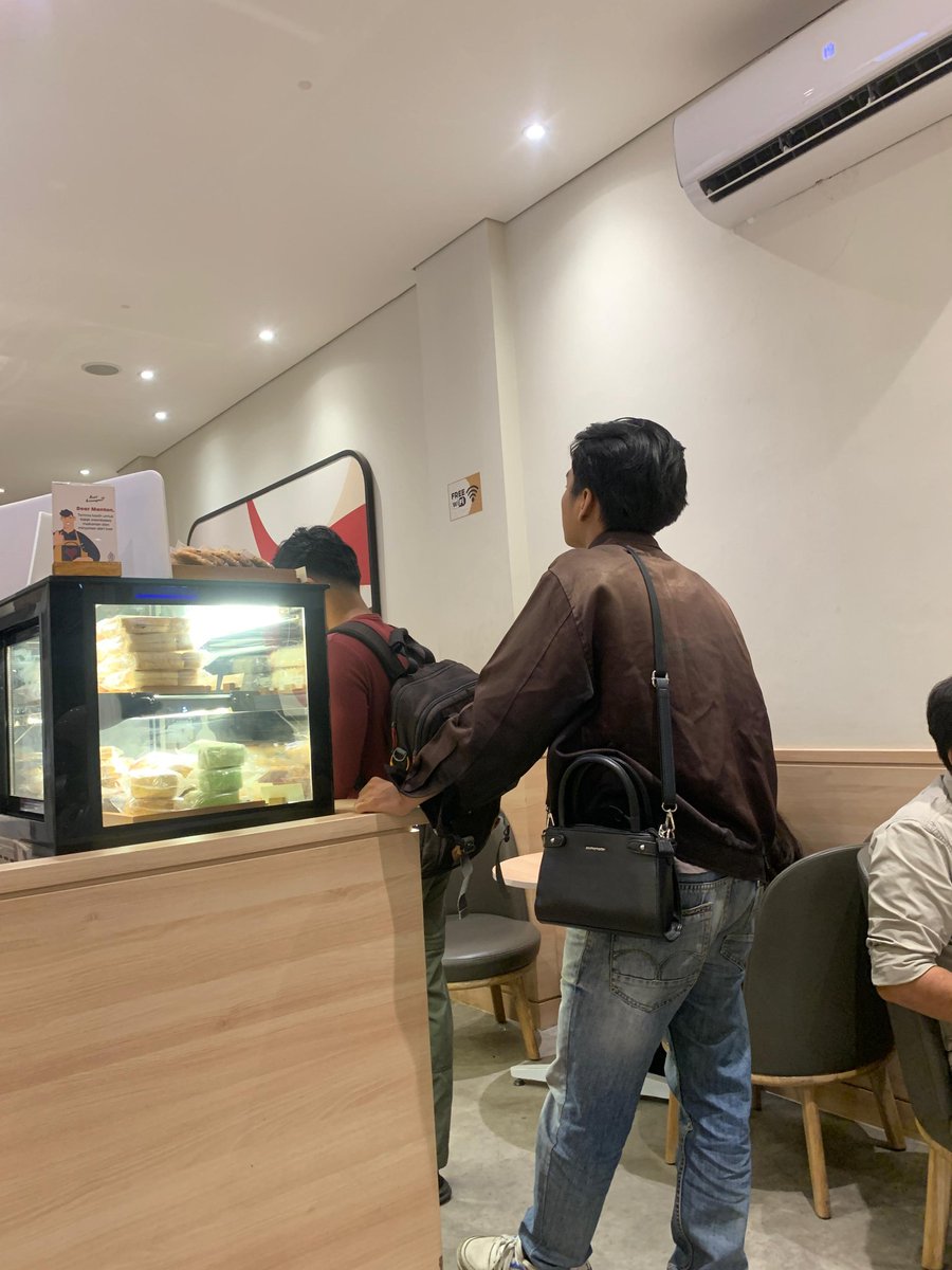 Anonimbaee's tweet photo. He waits in line casually holding a women's bag - u know what it means. https://t.co/DBtQpWx6g9