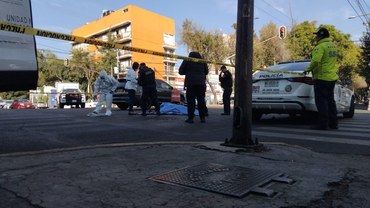 Un motociclista perdió la vida en el cruce de División del Norte y Avenida América, en la colonia Parque San Andrés.
Elementos de la policía resguardan la zona mientras se espera el arribo de personal de la Fiscalía para realizar las diligencias correspondientes.
(Foto Tiburón