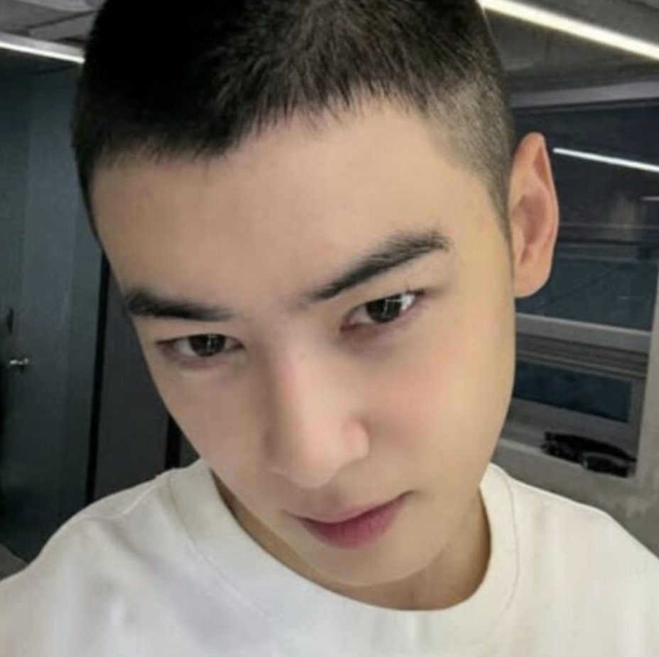cewrubi's tweet photo. "As reports about Cha Eunwoo continue to appear in various media outlets and a battle for the truth unfolds, voices of concern about the spread of false information are spreading, especially in online communities.

Regarding this, social and cultural critic Choi Sungjin emphasized, "There is a heated debate about the spread of false information due to unconfirmed rumors about top Hallyu star Cha Eunwoo. Considering his usual personality, there may be some exaggerated aspects, so we should refrain from jumping to conclusions.
In addition, it attracted attention by revealing that "A person who defames another person by telling lies in a place where others can see them online may be punished by imprisonment for up to 7 years, suspension of qualification for up to 10 years, or a fine of up to 50 million won."

#차은우 #CHAEUNWOO 
https://t.co/U7fKXw71kh