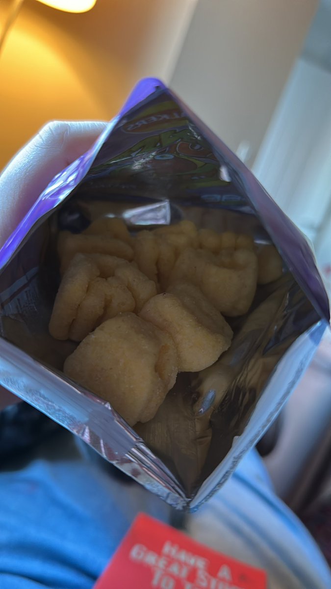 GFree281's tweet photo. @walkers_crisps I was looking forward to some #MonsterMunch after not having had them for ages… shocked to open the packet and only see EIGHT crisps! I know they’re chunky but that’s still a bit tight! https://t.co/OBa0eeiVgd