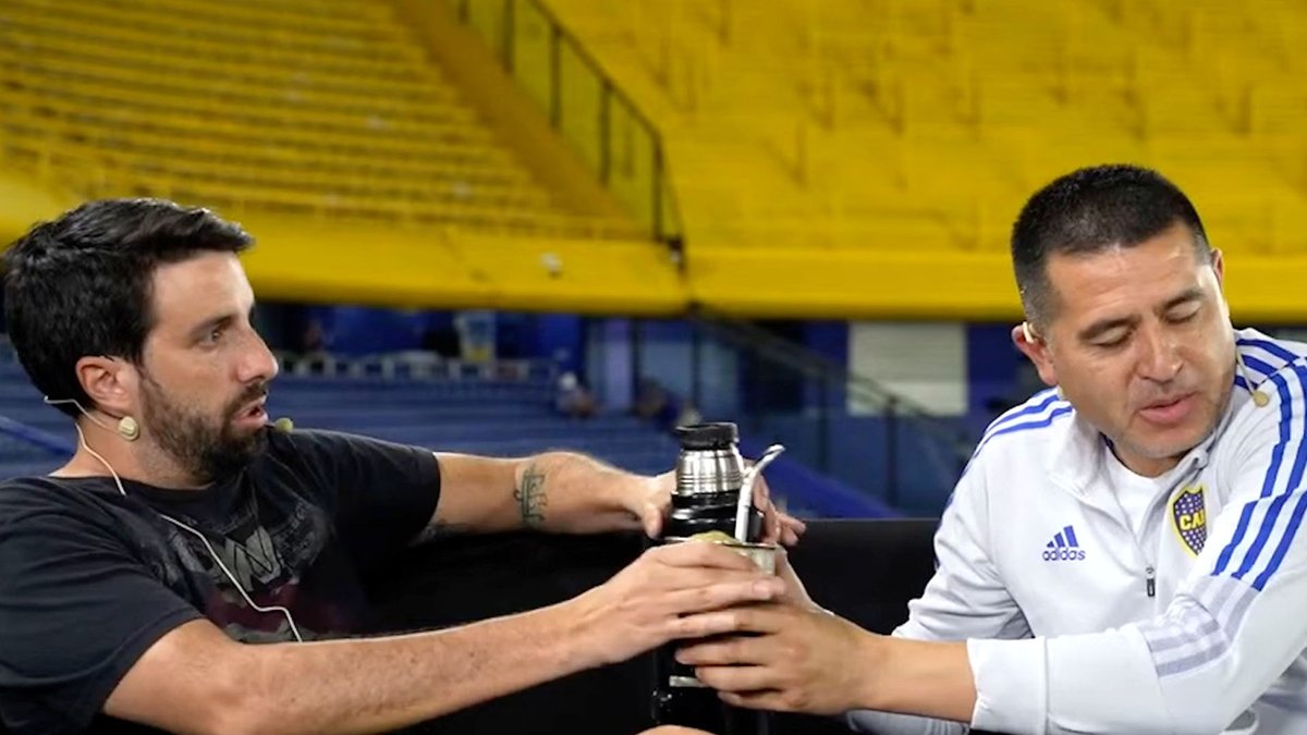 adrian_sofra's tweet image. El cara de papa Riquelme,  le dijo al cara de bobo. Azzaro, que Macri le dejó el clú con deuda, ( Macri fue presidente varios años antes que este marrón  ), y que el buche Cavani,  esta a la altura de Palermo. 
Pobre negro mandril hijo de puta.