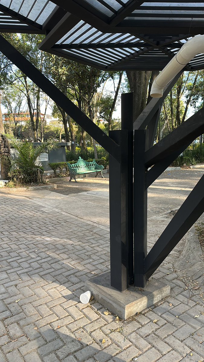 _moskin's tweet photo. @BJAlcaldia están colocando mobiliario en los parques, con muy buena intención pero en el parque de los venados con muy mala ejecución con esas estructuras metálicas industriales que arruinan la vista de los árboles y afean las glorietas donde están los venados https://t.co/KXH5u7yYcM