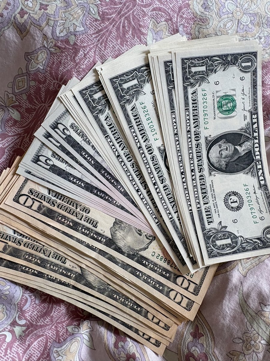 昼間、激痛に耐えながら米ドル の両替だけ行って来た。ほぼ現地での支払いは現金になるやろうけど、ツアーとかのお金はもう払ってあるから、飲食とかお土産とかも考えてとりあえず細かいドル 多めにした…余ったらまた他の国で使えるし。そろそろglabも入れとかなアカンの ...