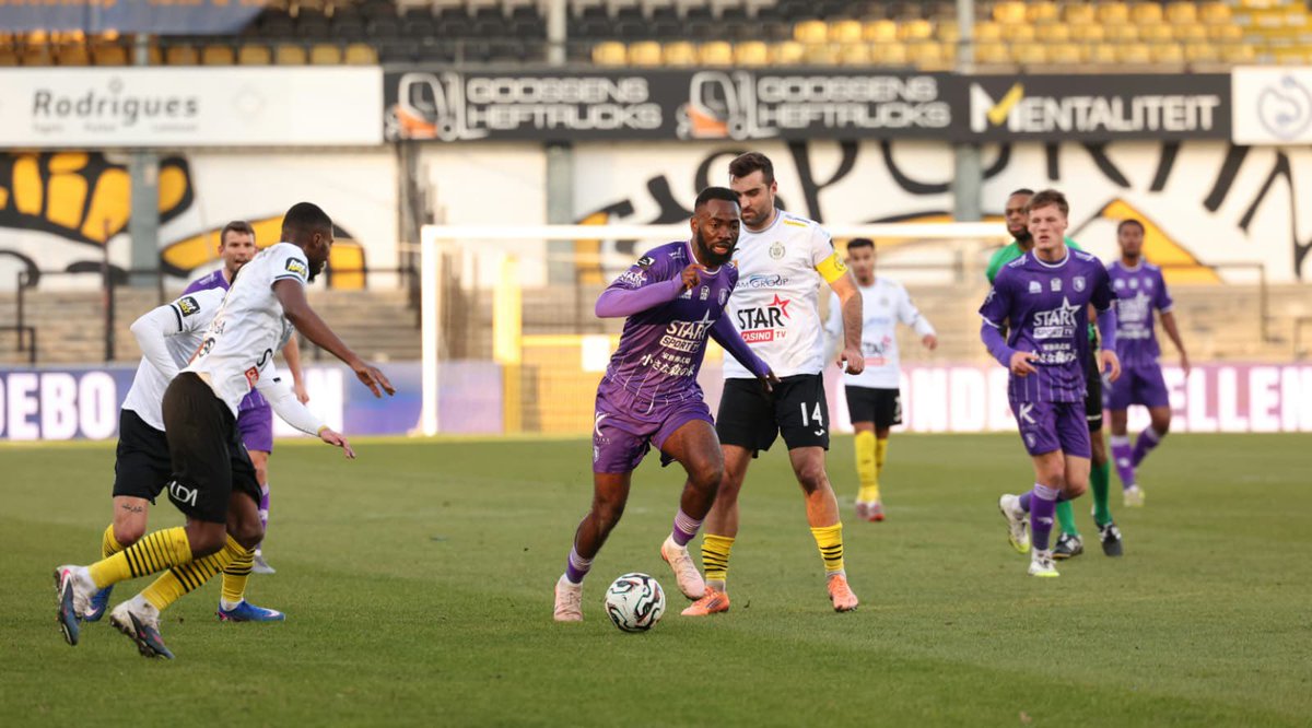 kbeerschotva's tweet photo. 27’ |0-0| Onze Mannekes vinden weinig ruimte in het compacte blok van Lokeren. Haraguchi probeert het eens van ver, Troost gaat goed plat.
#LOKBEE #WeAre13 https://t.co/W0GRRPXAqP