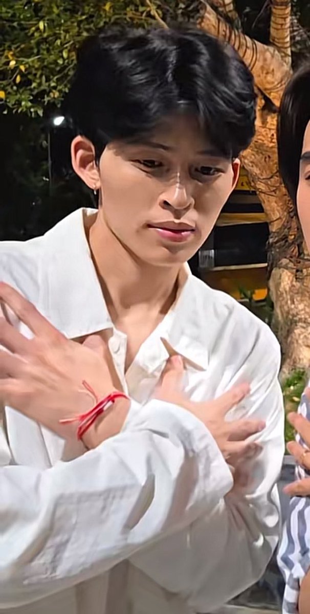 theepeachess's tweet image. starting the red thread rumor since pond’s looking kinda fresh … hmmm 🧐