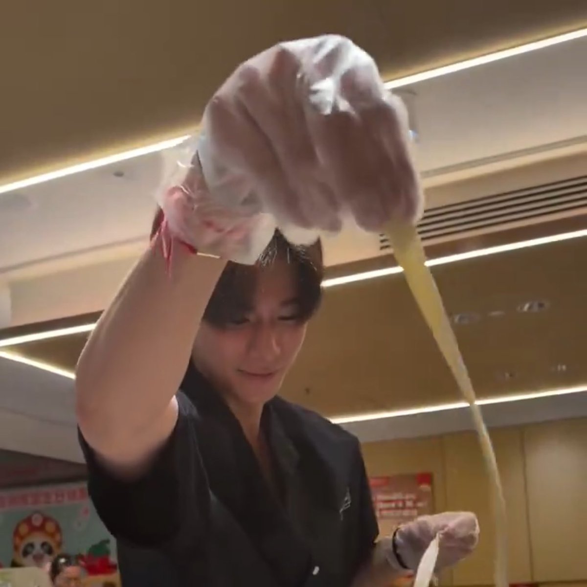 theepeachess's tweet image. starting the red thread rumor since pond’s looking kinda fresh … hmmm 🧐