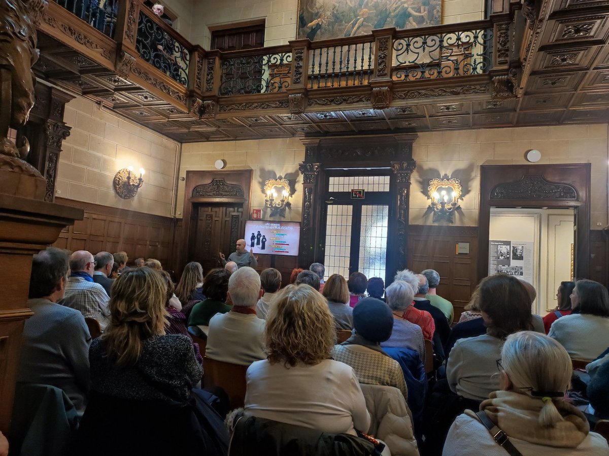 Mañana sabatina y auditorio a rebosar. Ismael García Gómez <a href="/arqueologo_/">Ismael García-Gómez</a> nos ha llevado a vivir "Sangre en las calles. Lucha de bandos en la Vitoria medieval". Excelente pedagogo y unas proyecciones magníficas de su propia creación. Zorionak! Cultura para todas las personas.