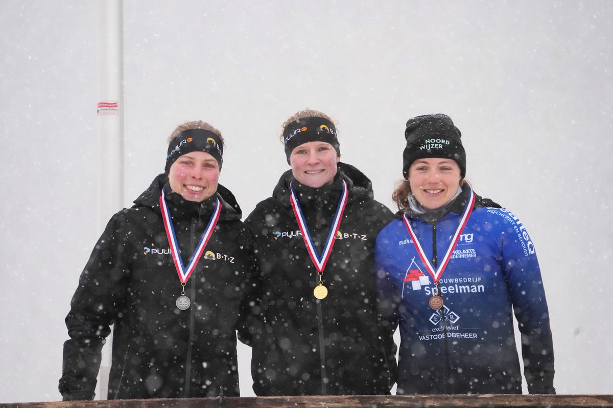 TeamPuurICT_BTZ's tweet photo. 𝗚𝗼𝘂𝗱 𝗲𝗻 𝘇𝗶𝗹𝘃𝗲𝗿 𝗼𝗽 𝗢𝗡𝗞
1e Esther 🇳🇱🥇
2e Femke 🥈
5e Veerle
📸Timsimaging
#teampuurictbtz #marathonschaatsen #meermarathon #schaatsen #Weissensee https://t.co/hEYW3LhkxM