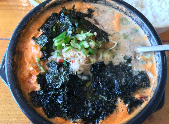 전주, 전라도에는 맛집이 많죠.
기본적으로 어딜가든 맛있어요.
군산 맛집에 이어서 전주 맛집도 포스팅 해볼게요.

1.현대옥 본점
콩나물국밥으로 유명한 체인점이죠.
돼지국밥도 맛있다고 하더라구요.(전 안먹어봤어요)
콩나물 국밥은 체인점 어딜가나 맛이 같다고
생각했는데 달라요.
본점이 확실히