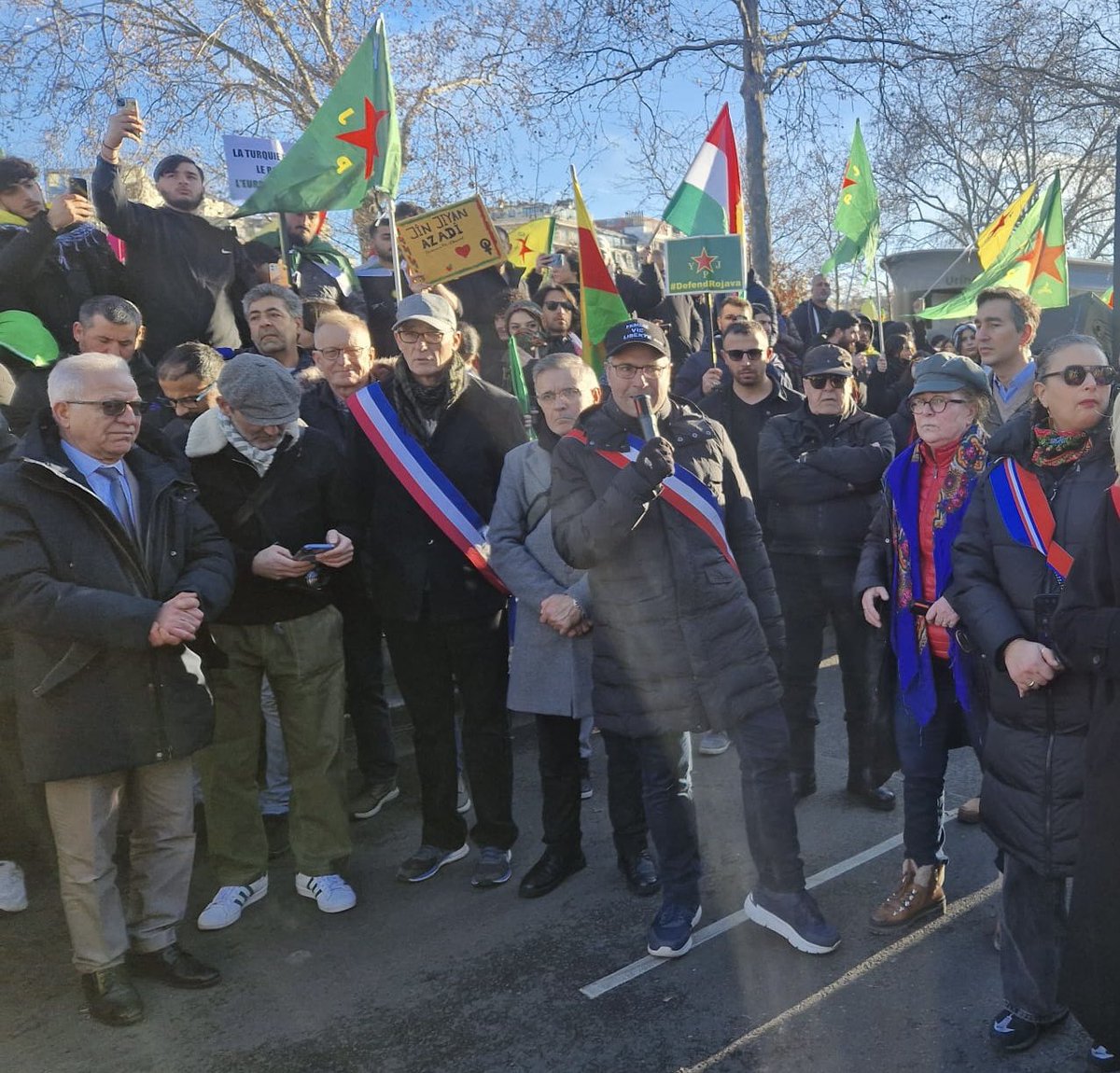 Ne laissons pas les tresses des courageuses combattantes #kurdes du #Rojava être coupées ! Soutien au peuple #kurde ! 
#DefendRojava #Kurdistan #FreeKurdistan #KurdishResistance #Kurds <a href="/KurdistanAu/">Kurdistan au féminin ☀️ ♀</a> @GroupePEC <a href="/MdpMouvement/">Mouvement des Progressistes</a> <a href="/le_Parisien/">Le Parisien</a> <a href="/BFMTV/">BFM</a> <a href="/franceinfo/">franceinfo</a> <a href="/afpfr/">Agence France-Presse</a> <a href="/Le_CDKF/">Conseil Démocratique Kurde en France</a>