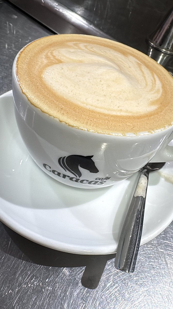 juanchaveztf's tweet photo. Pequeños placeres que hacen grande la mañana ☕️💛 https://t.co/OXkYZP9EXX