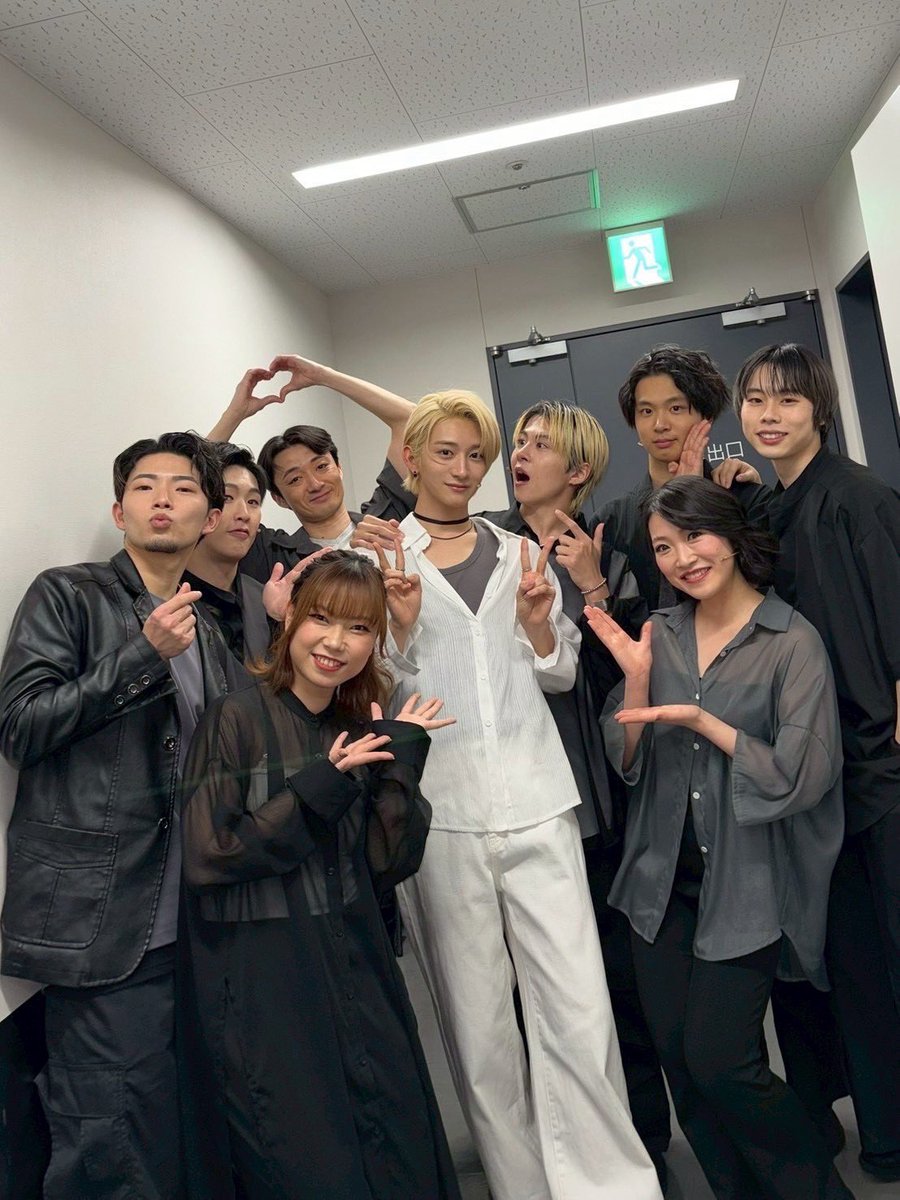 real_k0h's tweet photo. #舞台セラピーゲーム
残すところあと1日！2公演！
あっという間ですね。

皆様が非日常のひと時を楽しんでいただけるよう、僕らもセラピーゲームの世界に浸りながらその世界に生きようと思います！

今日はもう1人の座長 #NAOYA くんとエモクルさんたちとパシャリ📷✨
わかります？透明感！美！🤦🏻🤍 https://t.co/Ez3O5Ap0NS
