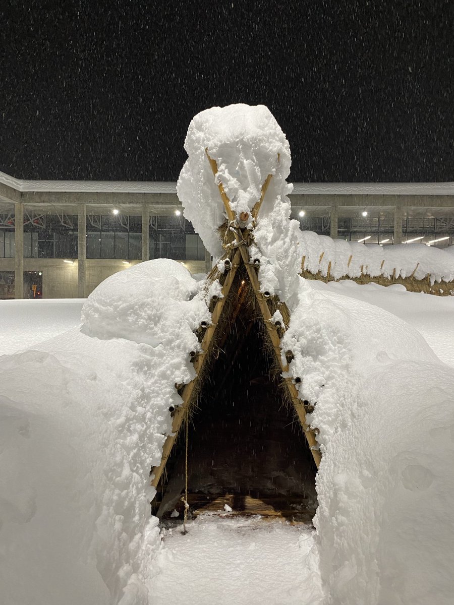 kenjirohosaka's tweet photo. 大雪の降り続ける十日町ですが、そんな中、アーティストたちや建築家ユニットが奮闘し、新しい展覧会が始まりました。ひとつは倉知朋之介さんの個展（保坂がキュレーター）。もうひとつはBankartキュレーションによるグループ展。6lines studio+塚本由晴、山本愛子、井原宏蕗が出品。この冬、ぜひ。 https://t.co/OcuHRV5S9H