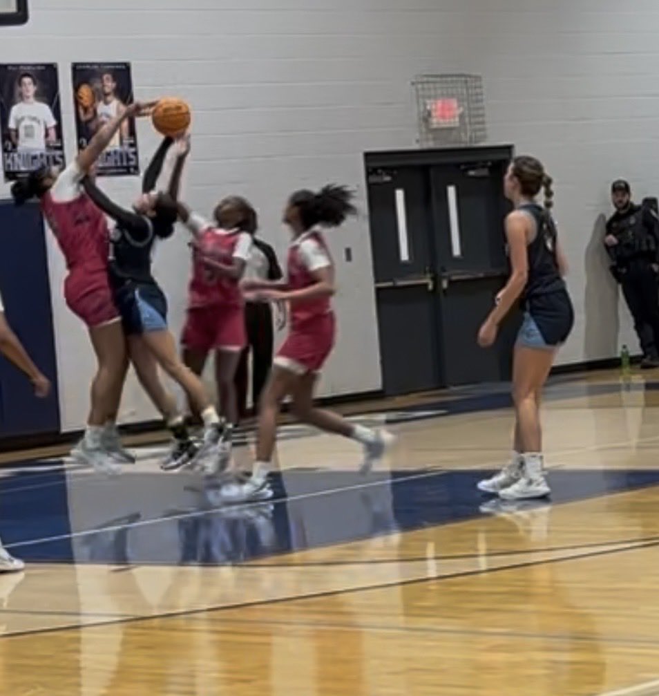 AilaCourtenay's tweet photo. Dad usually does the recording. He didn’t make the game so this is what my mom got. No time to celebrate after a defensive plays. There’s still work to do. #BlockParty 🚫⛔️💪🏾😏#BigGirlGame #AilasCourt @AEBLHOOPS https://t.co/p4RRokQEvP