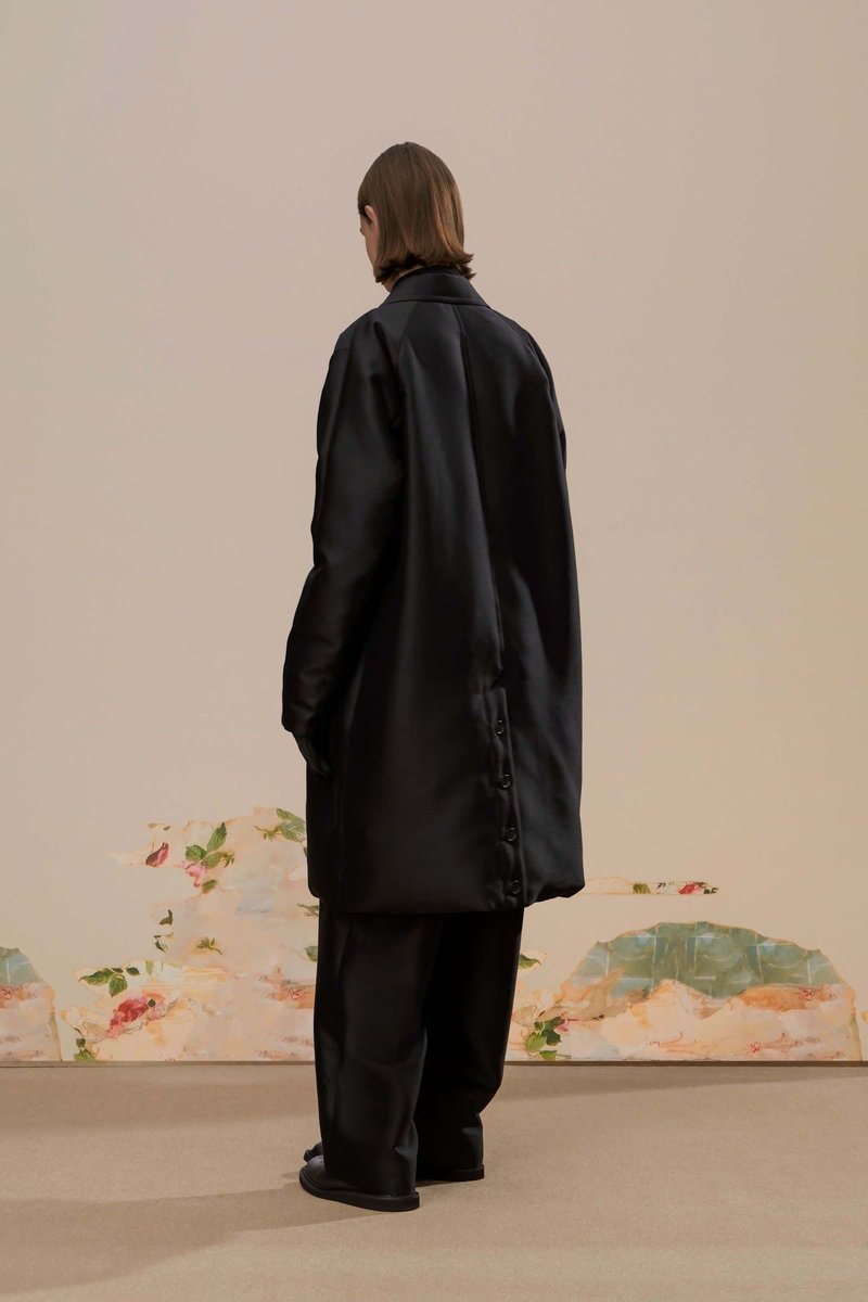 MaleFashTrends's tweet image. #Undercover Otoño-Invierno 2026: la maestría de Jun Takahashi en la sastrería subversiva #PFW buff.ly/oOTRghn