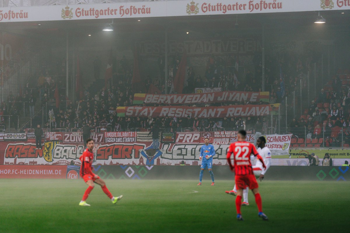 RBLeipzig's tweet image. Fast hätte #Heidenheim früh zugeschlagen in der zweiten Hälfte. Nach langem Ball zieht #Ibrahimovic von halbrechts ab, der Ball geht jedoch knapp am Tor vorbei.

⏱️ 46. Minute | 0:0  
#FCHRBL #Bundesliga