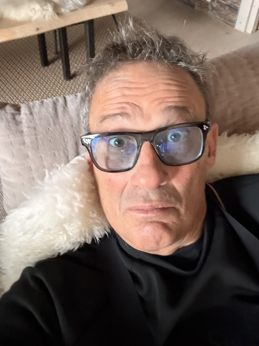 courbet_julien's tweet image. “Toujours en attente du coup de fil de L’Oréal pour faire de la pub pour eux… Avec des cheveux comme ça, ils feraient bien de se dépêcher ! 😜💁‍♀️ Tant que je peux ecrire cheveux au pluriel, qu’ils en profitent ! #HairGoals #LOréal #CheveuxAuTop”