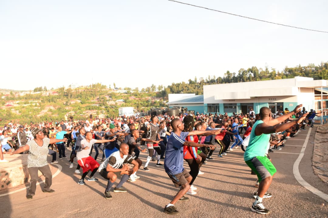 kuri uyu wa gatandatu habaye #sportdeMasse, mu murenge wa <a href="/gasaka/">jobo</a> yitabiriwe n'urubyiruko ndetse n'abaturage bo mukarere ka @nyamagabe,Nyuma y'izi #sports hatanzwe #ubutumwa n'abayobozi, kwipimishaindwara zitandura no kuzikumira,gupima abantu bose #umuvuduko,#isukari, #Umubyibuho