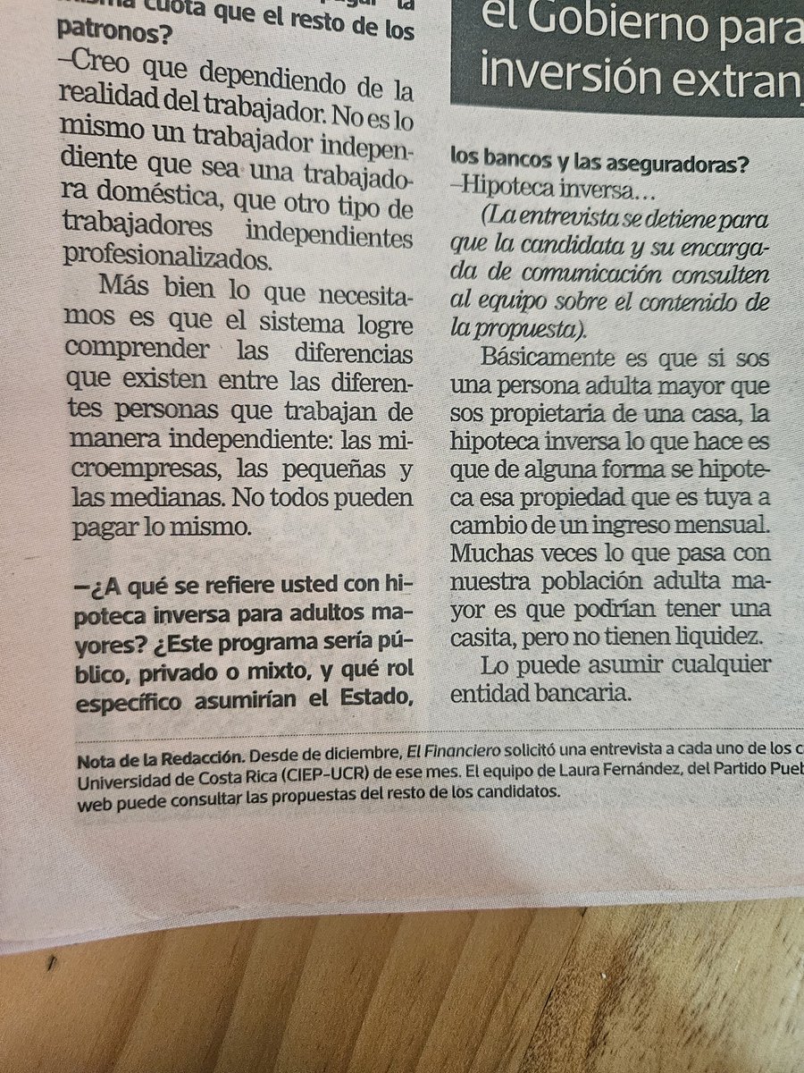 rudin101's tweet photo. Pero vean ustedes la propuesta de Dobles:  " La hipoteca inversa" como una forma para solventar la liquidez en los adultos mayores.

Acá un resumen de lo que significa:
"La hipoteca inversa es un producto financiero para mayores de 62-65 años que permite convertir el patrimonio de su vivienda en liquidez (rentas mensuales o pago único) sin perder la titularidad. A diferencia de una hipoteca tradicional, el banco paga al propietario, la deuda aumenta con el tiempo y no se amortiza hasta el fallecimiento o venta, momento en que los herederos liquidan la deuda. 

Aspectos clave de la hipoteca inversa:

Funcionamiento: El titular sigue siendo dueño de la vivienda, pero la entidad financiera suma intereses y cargos mensualmente al saldo del préstamo, reduciendo el valor líquido o "equity" acumulado.

Requisitos: Generalmente requiere tener 62-65 años o más, ser propietario de la vivienda (preferiblemente residencia habitual) y mantenerla asegurada.

Devolución: El préstamo se debe pagar al vender la vivienda, fallecer el titular o mudarse.

Ventajas: Complementa ingresos en la jubilación sin vender la casa.

Riesgos: La deuda crece, lo que puede consumir gran parte del patrimonio heredable. Es necesario cumplir con el mantenimiento de la vivienda y el pago de impuestos. 

En España, está regulada por la Ley 41/2007, ofreciendo ventajas fiscales como la exención del Impuesto de Actos Jurídicos Documentados (IAJD) en la vivienda habitual"
 
En otras palabras: Quiere que el mercado de la vivienda se monopolice en el mediano y largo plazo, porque esas entidades bancarias recibirían el pago de la "deuda nueva" una vez que el propietario fallece , se va de la casa o la "vende". 

Lo que no dice la innombrable es que este tipo de políticas en otros países ha causado que haya un "oligopolio del negocio de la vivienda de alquiler" , porque literalmente las "casas de herencia" las asumen las entidades bancarias y no los herederos (hijos , nietos, etc).

Tras de que a hoy es complejo para las mayorías ser dueños de su propia casa, ahora quieren hacer mecanismos para apoderarse de las herencias. 

Pucha. Para mejorar la liquidez de los adultos mayores con casa propia lo que se necesita es TENER PENSIONES JUSTAS , no ponerse a inventar cosas que en otros lados le han quitado las herencias a la gente.

NEFASTA.