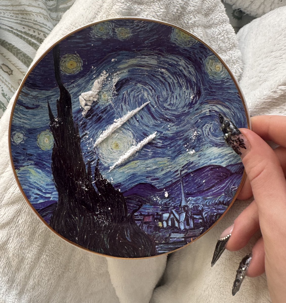 Anesczy's tweet image. I hope doing lines to get me out of bed doesn’t become a habit again