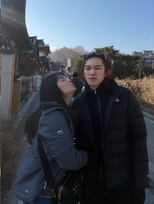 chamomile_lilac's tweet image. แหมมมมมมมมมม๊ กับแม่ไม่ให้หอมมมมมมม ที่ไอ่หนุ่มคนนั้นล่ะเอียงหน้าเลยนะอู๊ด!!