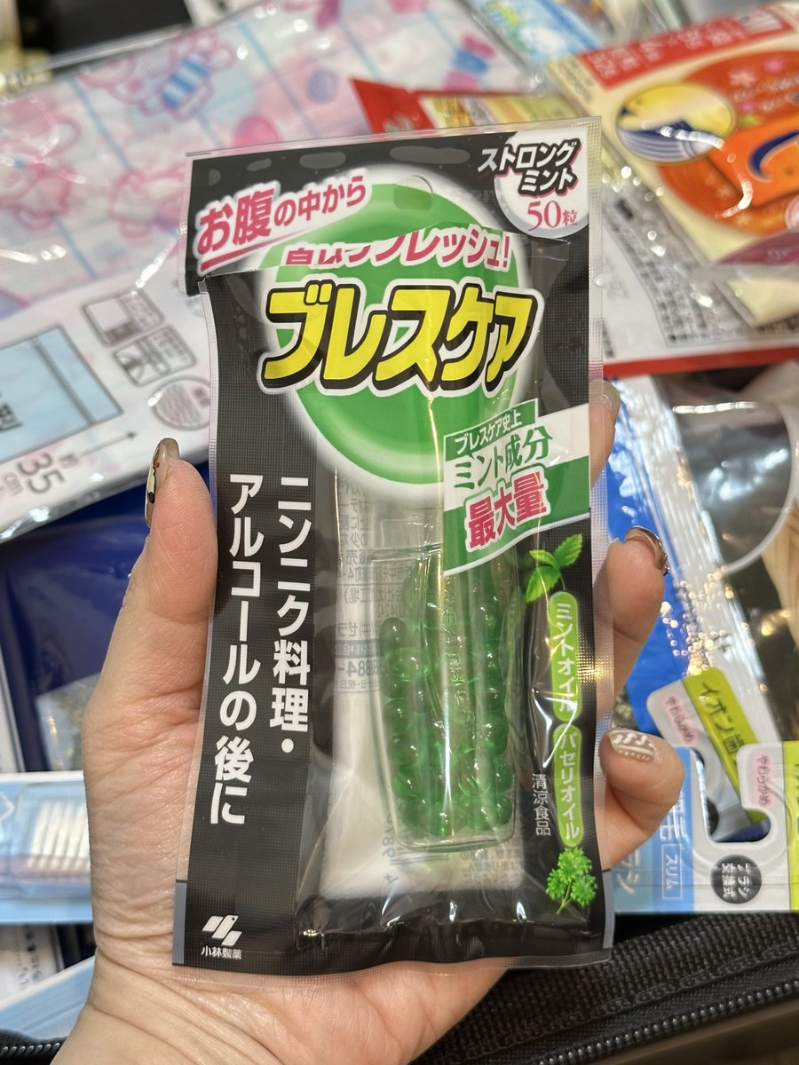 tinyreview2's tweet image. ไอ้ลูกอมเรอหอมอันนี้ ช่วยชีวิตหลายทีแล้ว เวลากินแซ่บแล้วกระเทียมฟุ้งในปาก แล้วต้องไปประชุมต่อ จะเคี้ยวเลย 2 เม็ด ดับกระเทียมทันที ปากหอมทันใจ กลิ่นแหนมยังเอาลงงง 5555555