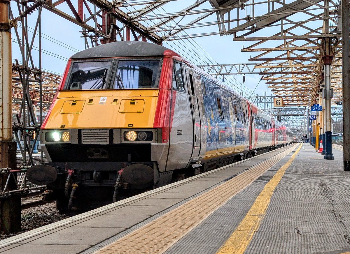 DownOnTheStour's tweet photo. Afternoon from Crewe 👋

I've opted for the better way to Manchester this afternoon. Behind this mega thrash Class 82220, with 67029 being dragged at the rear💥

#DOTS #trainphotography #railwayphotography #class82 #class67 #skip #locohauled https://t.co/WQjUAnYV4z