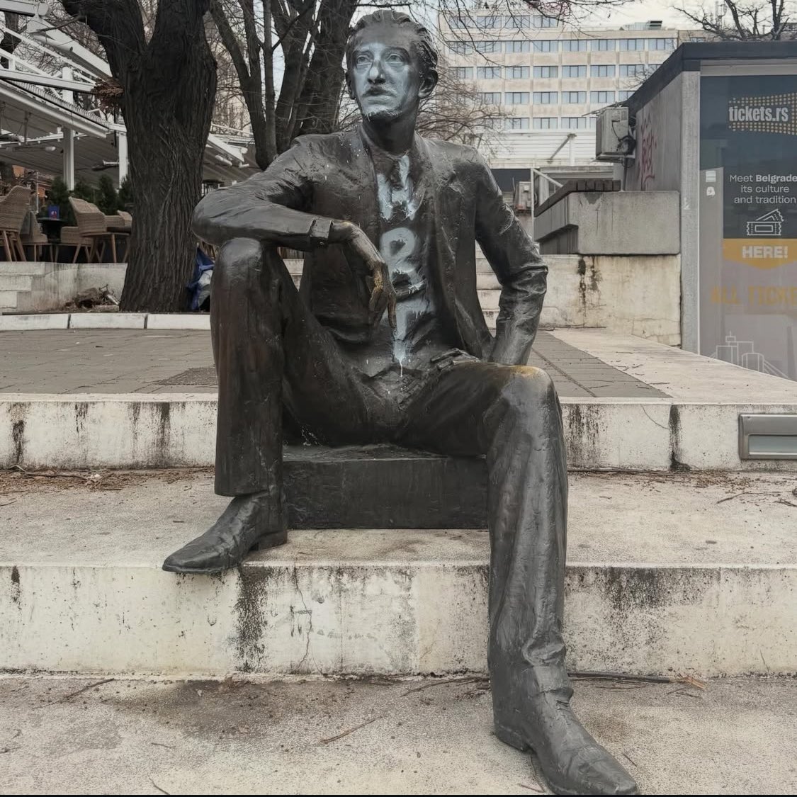 Da im roditelji nisu retardirani i da su prisustvovali nekom času u školi, možda bi danas i znali ko je bio Borislav Pekić