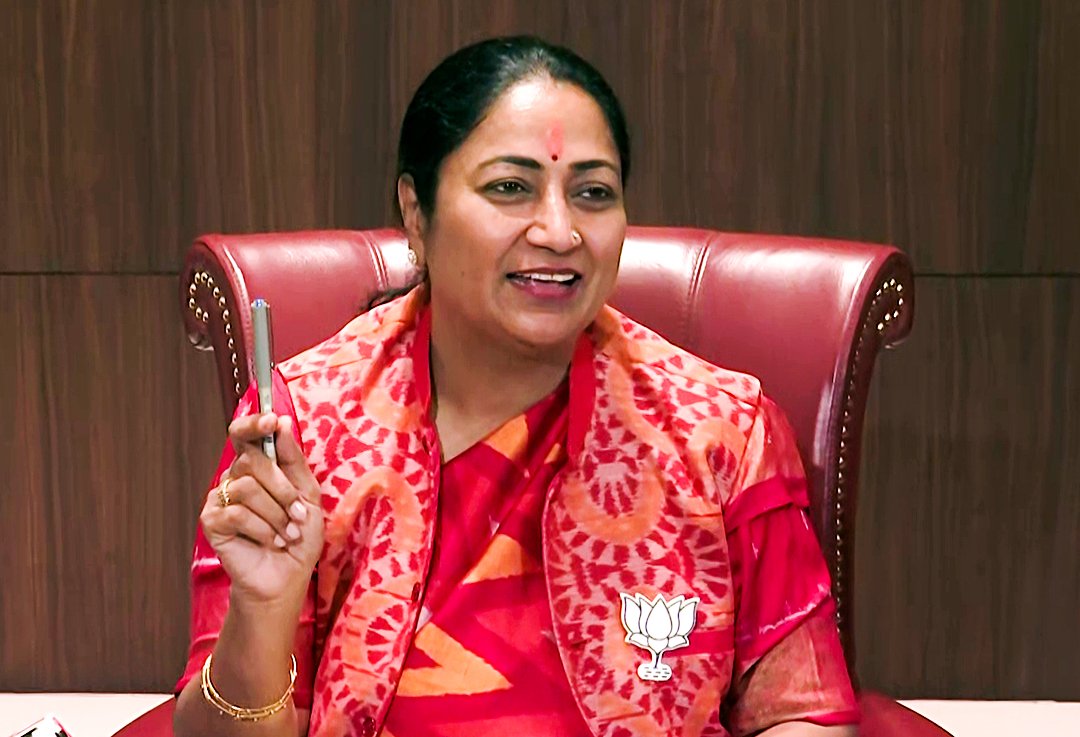 रेखा जी की सरकार को 11 महीने हो गए 

🔸   मानसून आया तो पानी पानी हो गया सड़को पे मैडम फेल हुई 

🔸सर्दी का मौसम आया तो प्रदूषण से जनता त्रस्त हुई ये पूरी तरह फेल हुई कंट्रोल करने में

🔸अब गर्मी आने वाली है तो अभी से पानी की किल्लत शुरू हो गई 

अब तक की दिल्ली की सबसे फेल CM