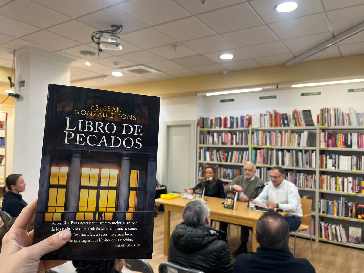 Anoche, en la librería <a href="/PopularLibros/">Popular Libros</a> de Albacete, con <a href="/CnLacoba/">Carmen Navarro Lacoba</a>, Javier Martínez y mucho público, nos reímos, nos emocionamos y hablamos de literatura y de la vida presentando mi ‘Libro de Pecados’.
Gracias a todos los que lo hicieron posible.
Sigo mi ruta literaria por España.