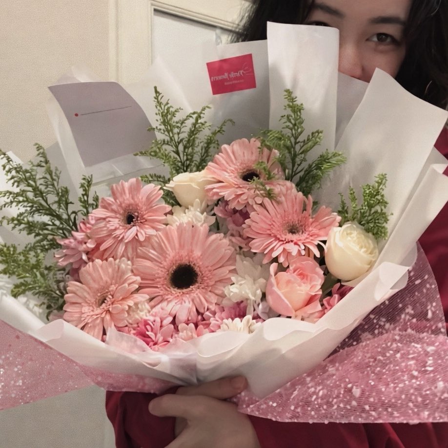 aegie's tweet photo. First flowers unlocked and I cannot act normal. My heart is doing very silly things (nyengir) 😝💖 https://t.co/4Bpi8xbt3R