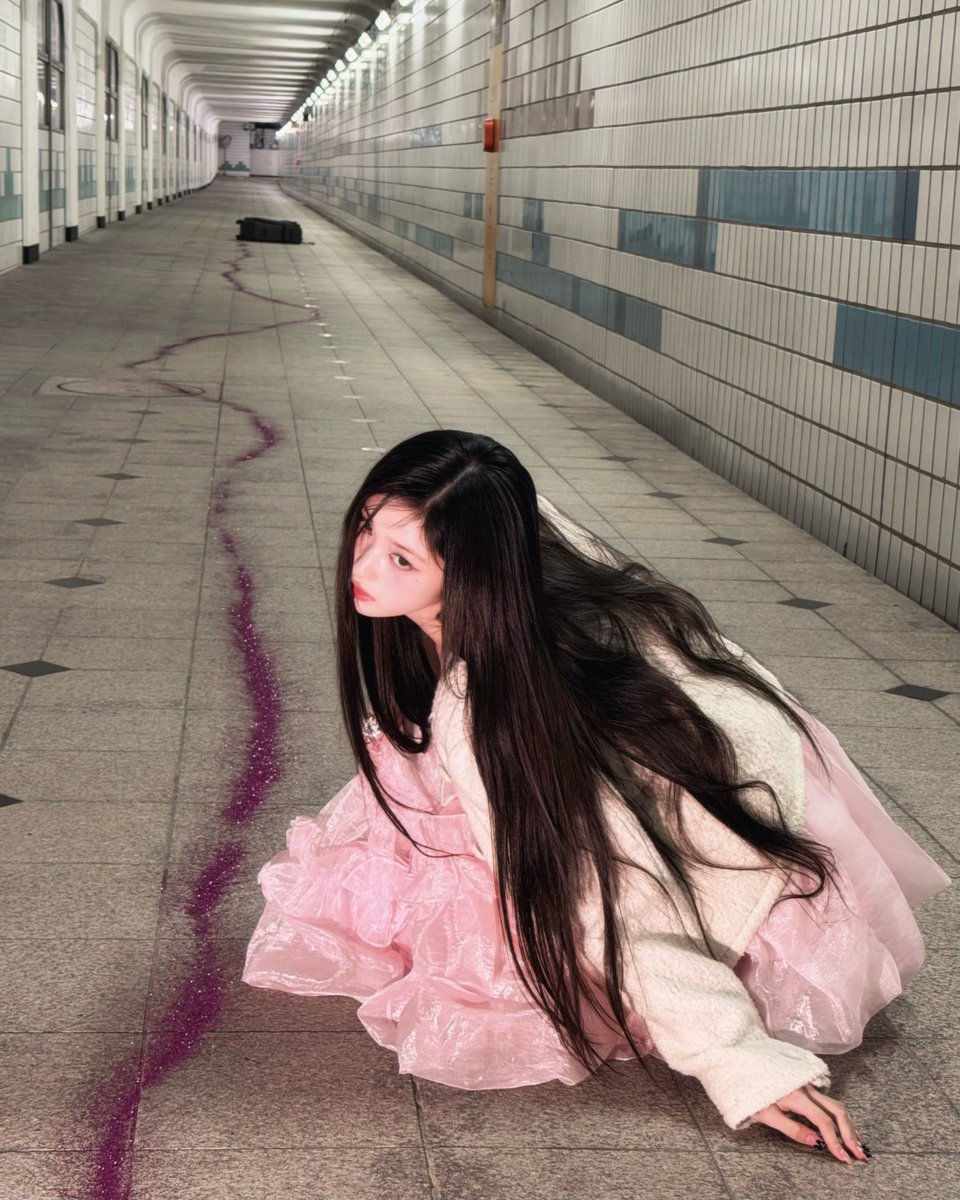 피(글리터)흘린캐리어질질끌고
지하보도를횡단하는 초오싹긴생머리미녀
^ㄹㅇ영화적그것이시다
