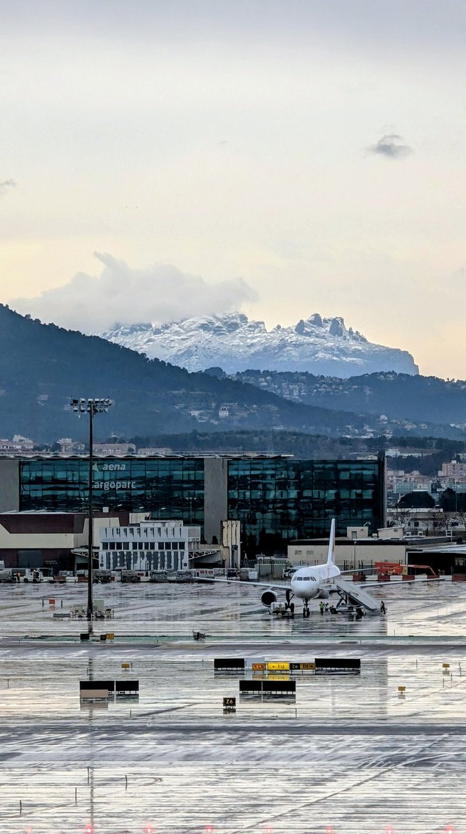 ❄️ Montserrat, ben nevada des de l'aeroport!