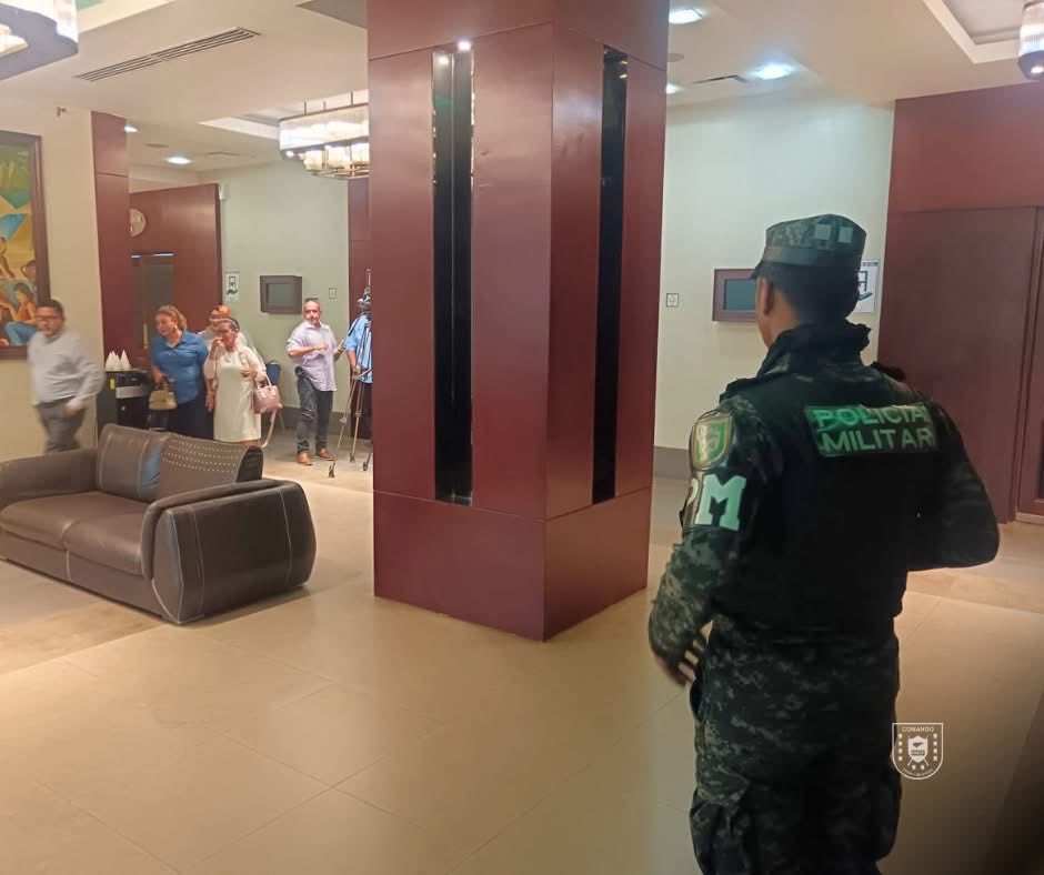 PMOPHN's tweet photo. #OperacionesPMOP | La #PMOP (#2BPMOP) brindó seguridad y control durante la juramentación de nuevas autoridades municipales en Cortés, realizada en la CCIC.
Comprometidos con el orden, la gobernabilidad y el respeto a los procesos democráticos.
#PMOPHN @FFAAHN https://t.co/b4c8TBAvFc