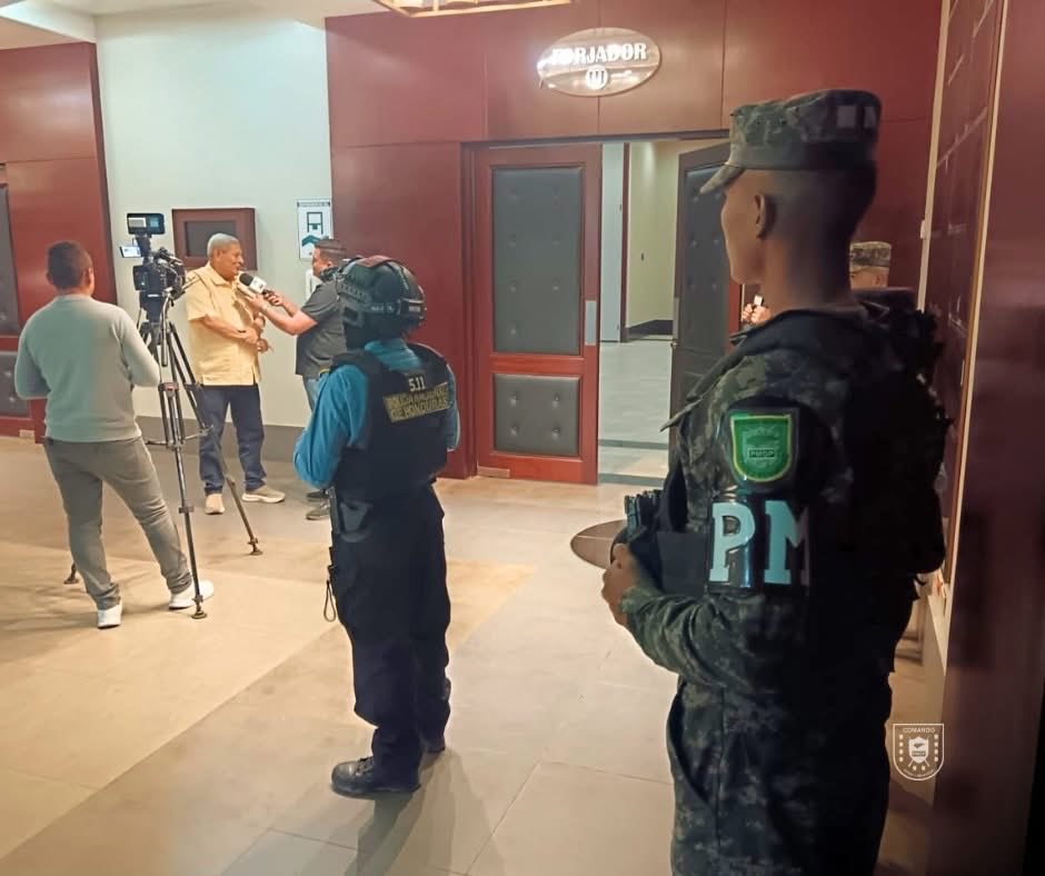 PMOPHN's tweet photo. #OperacionesPMOP | La #PMOP (#2BPMOP) brindó seguridad y control durante la juramentación de nuevas autoridades municipales en Cortés, realizada en la CCIC.
Comprometidos con el orden, la gobernabilidad y el respeto a los procesos democráticos.
#PMOPHN @FFAAHN https://t.co/b4c8TBAvFc