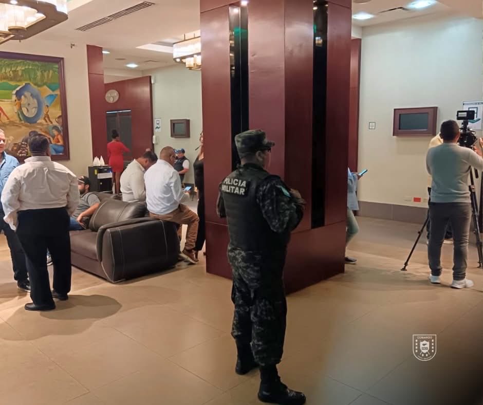 PMOPHN's tweet photo. #OperacionesPMOP | La #PMOP (#2BPMOP) brindó seguridad y control durante la juramentación de nuevas autoridades municipales en Cortés, realizada en la CCIC.
Comprometidos con el orden, la gobernabilidad y el respeto a los procesos democráticos.
#PMOPHN @FFAAHN https://t.co/b4c8TBAvFc