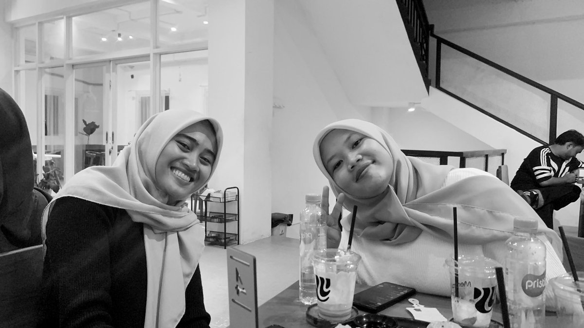 Makan nya 15 menit, yapping nya 3 jam.