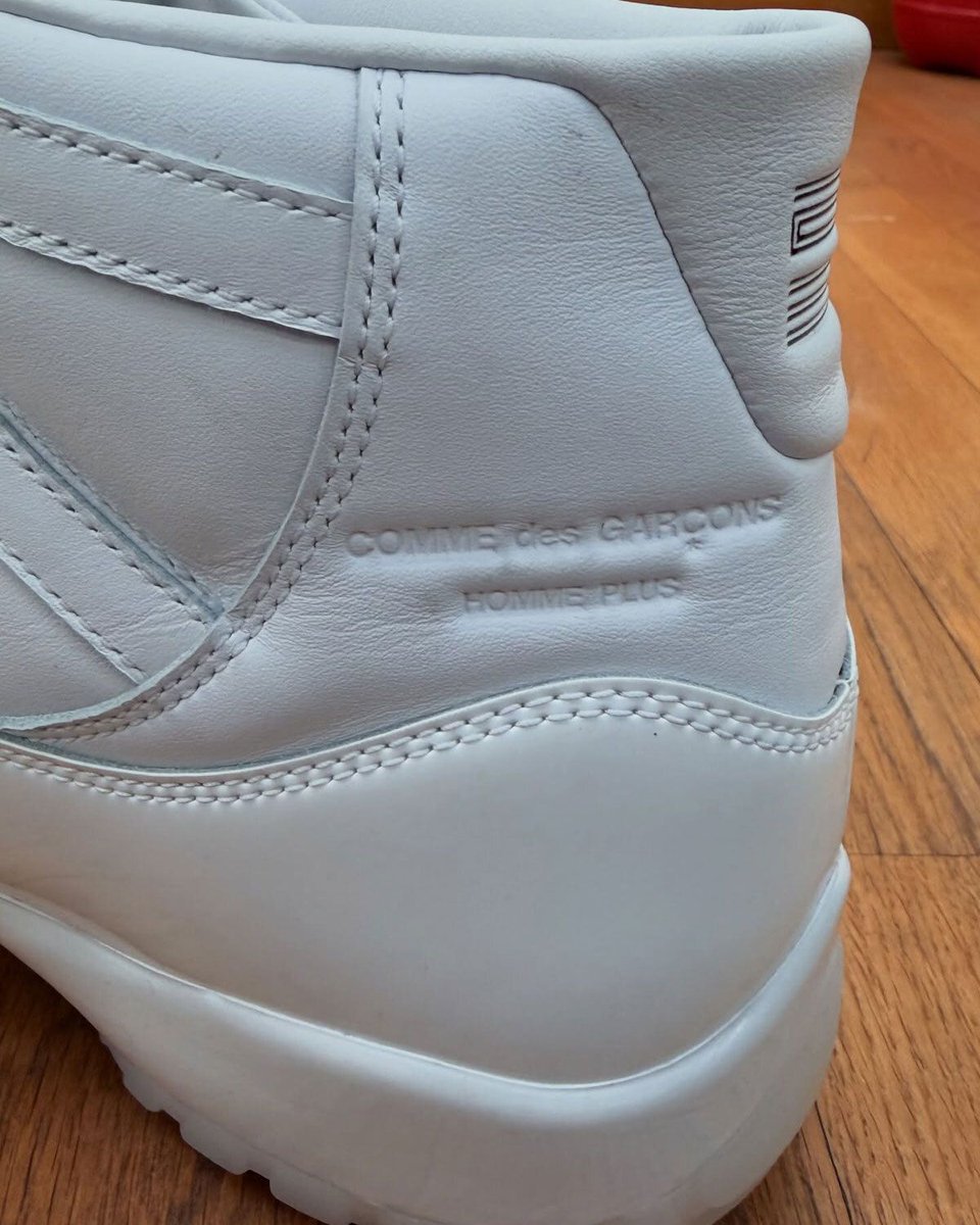 SneakerNews's tweet photo. FIRST LOOK: COMME des GARCONS HOMME PLUS x Air Jordan 11
The Japanese fashion label brings the XI to the runway in all-white and all-black colors. Dropping late 2026/early 2027.
Full details >> https://t.co/LRUL7Ef55P https://t.co/YFfAreYUV1