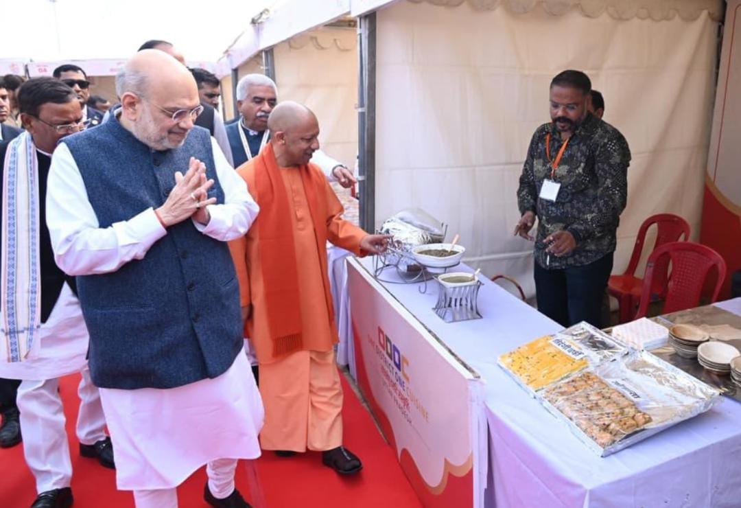 odop_uphdmc's tweet photo. उत्तर प्रदेश दिवस 2026
राष्ट्रीय प्रेरणा स्थल पर भव्य आयोजन।
माननीय केंद्रीय गृह मंत्री अमित शाह जी ने दीप प्रज्वलन कर कार्यक्रम का शुभारंभ किया।
इस अवसर पर मुख्यमंत्री योगी आदित्यनाथ जी व मंत्रीगण उपस्थित रहे।
ODOC योजना का शुभारंभ
ODOP प्रदर्शनी का भ्रमण व कारीगरों की सराहना https://t.co/1cQ8l5YhZv
